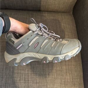KEEN Women's Gray and Pink Athletic Shoes